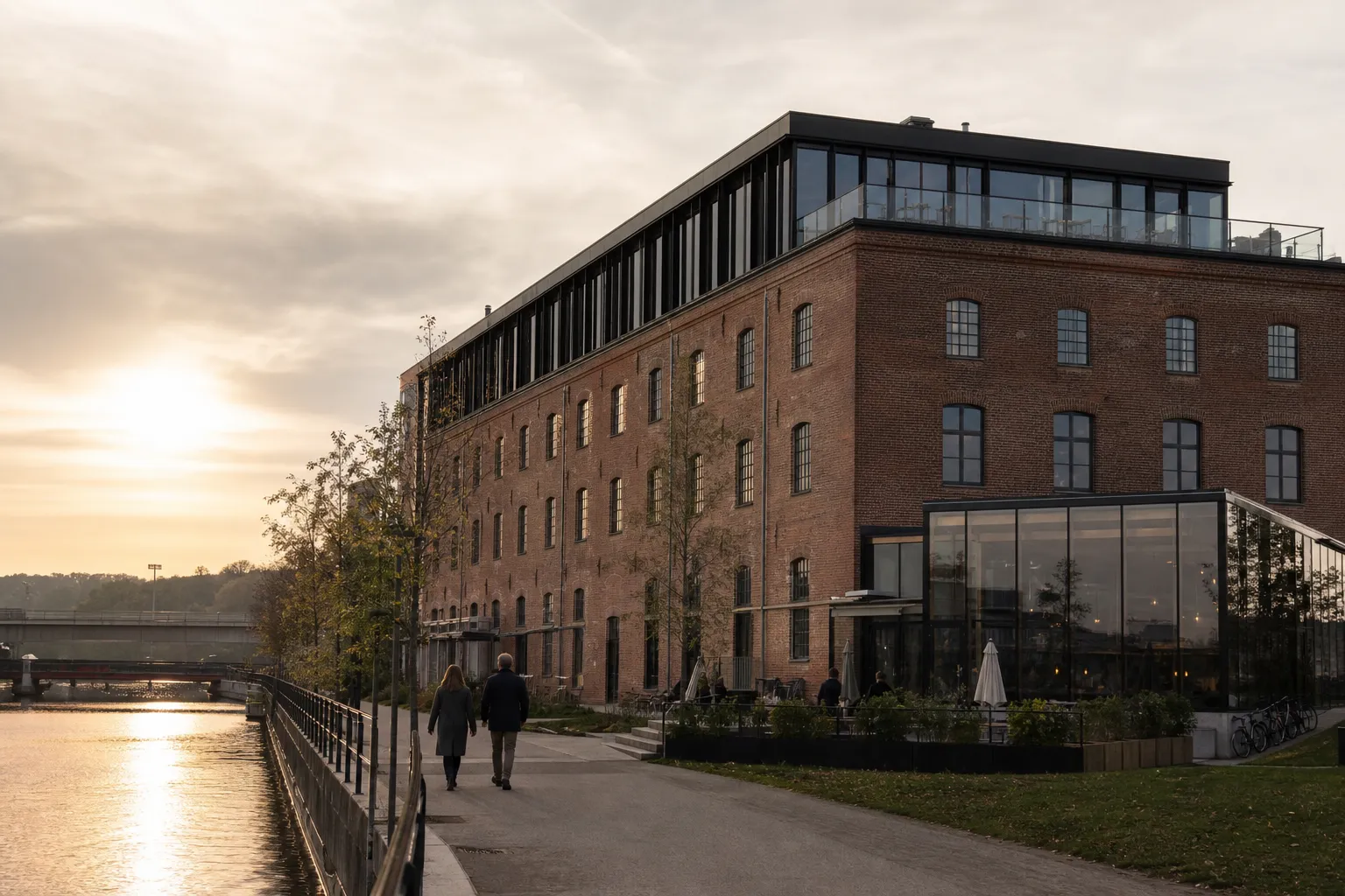 Tegelbyggnader i Norrköpings industrilandskap längs Motala ström