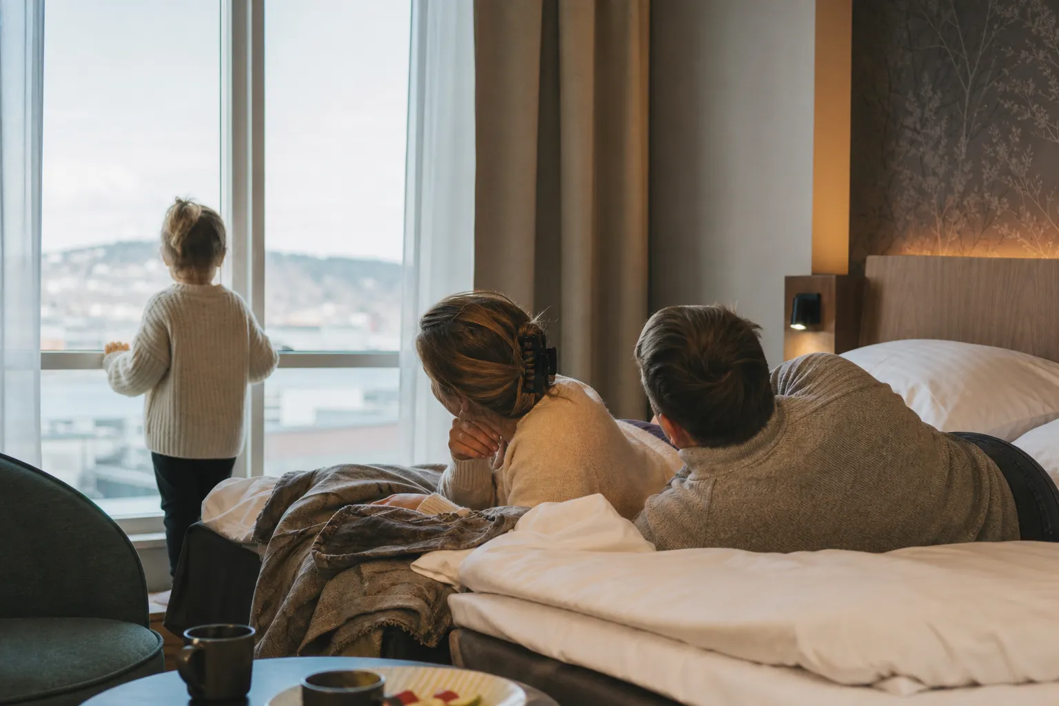 Familj med barn framför hotell i centrala Göteborg
