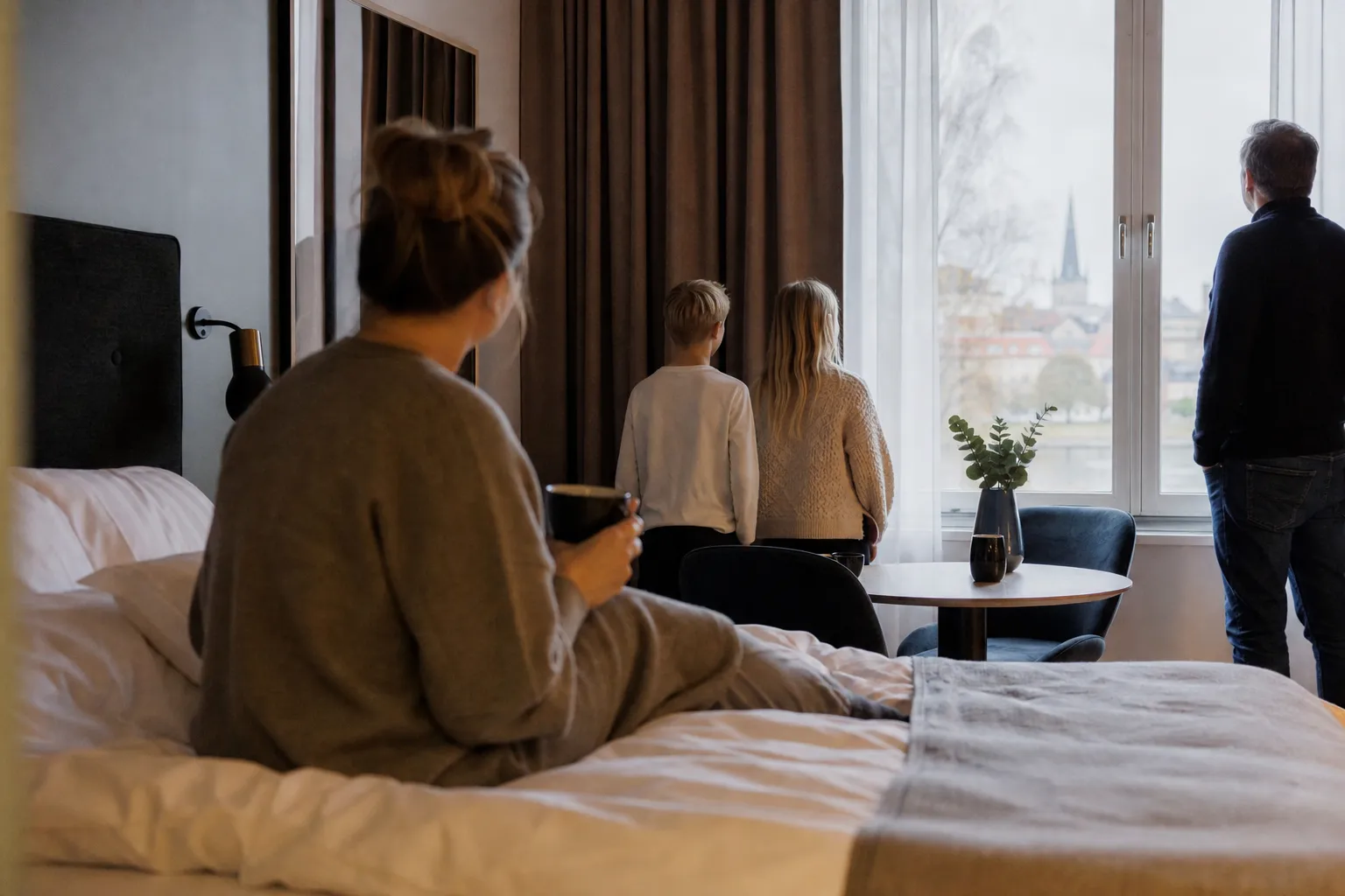 Familj med barn utanför hotell i centrala Stockholm