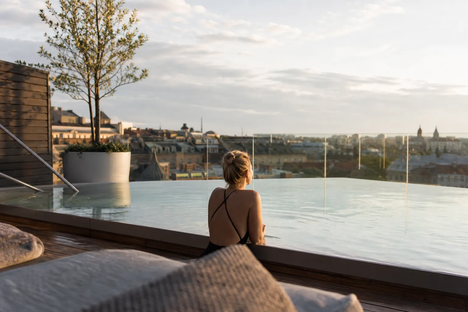 Takpool på hotell med utsikt över stadens tak en solig dag