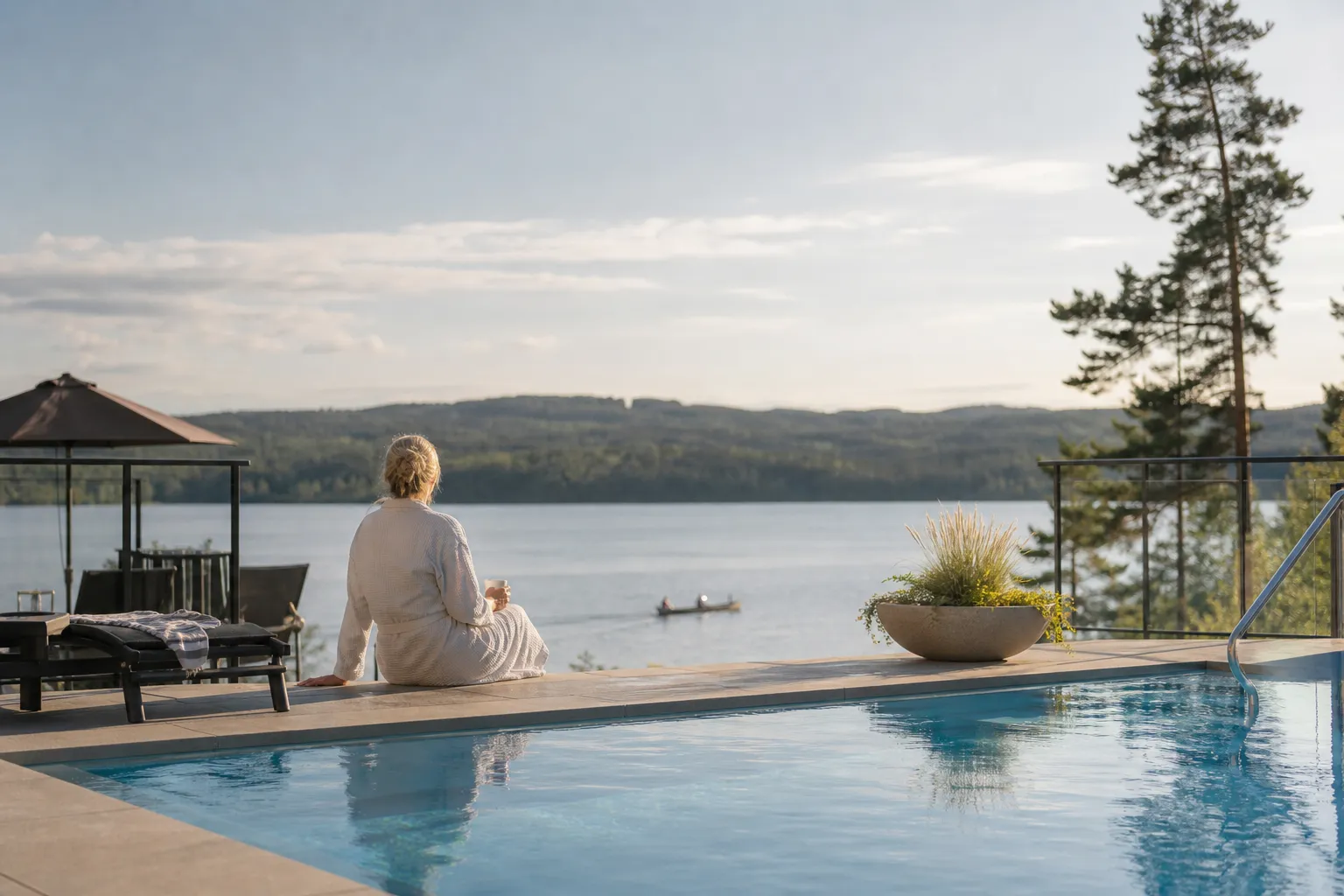 Utomhuspool på hotell med solstolar en solig sommardag