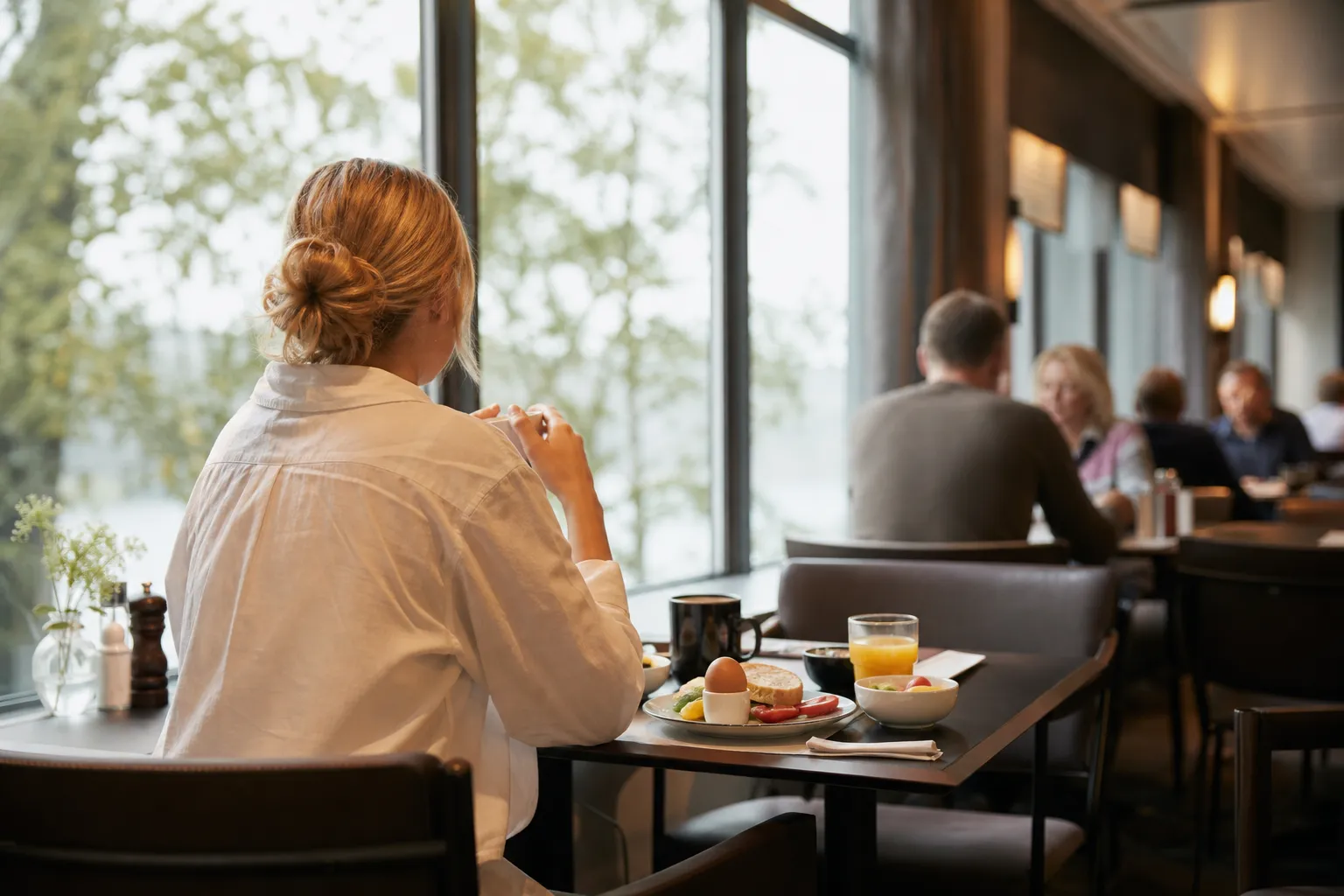 Frukostbuffé på hotell med bröd, frukt och nybryggt kaffe