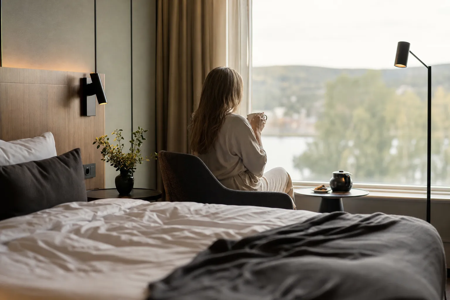 Presentkort på hotellvistelse tillsammans med nyckelkort på ett bord