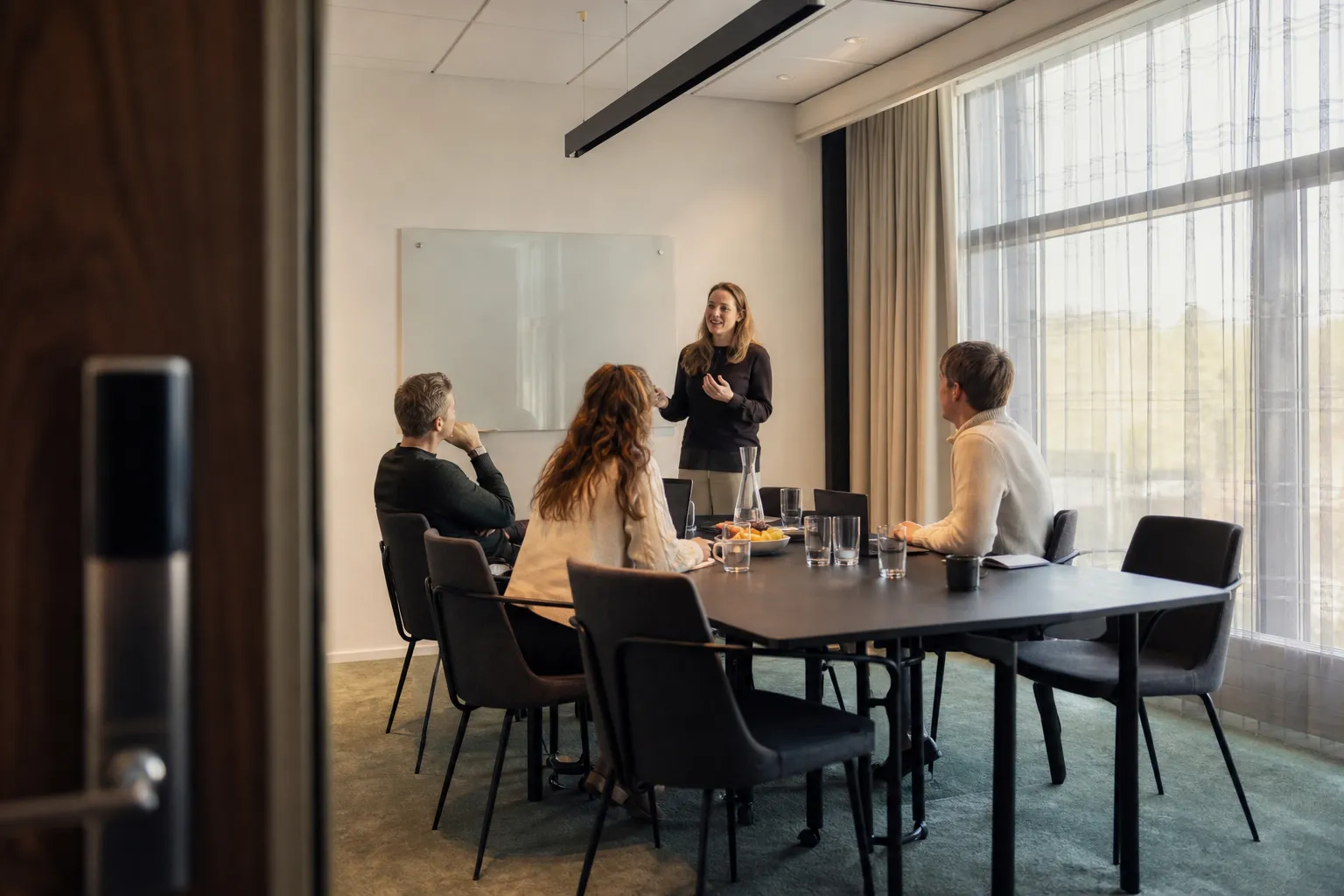 Konferensrum på hotell med bord uppställda för möte