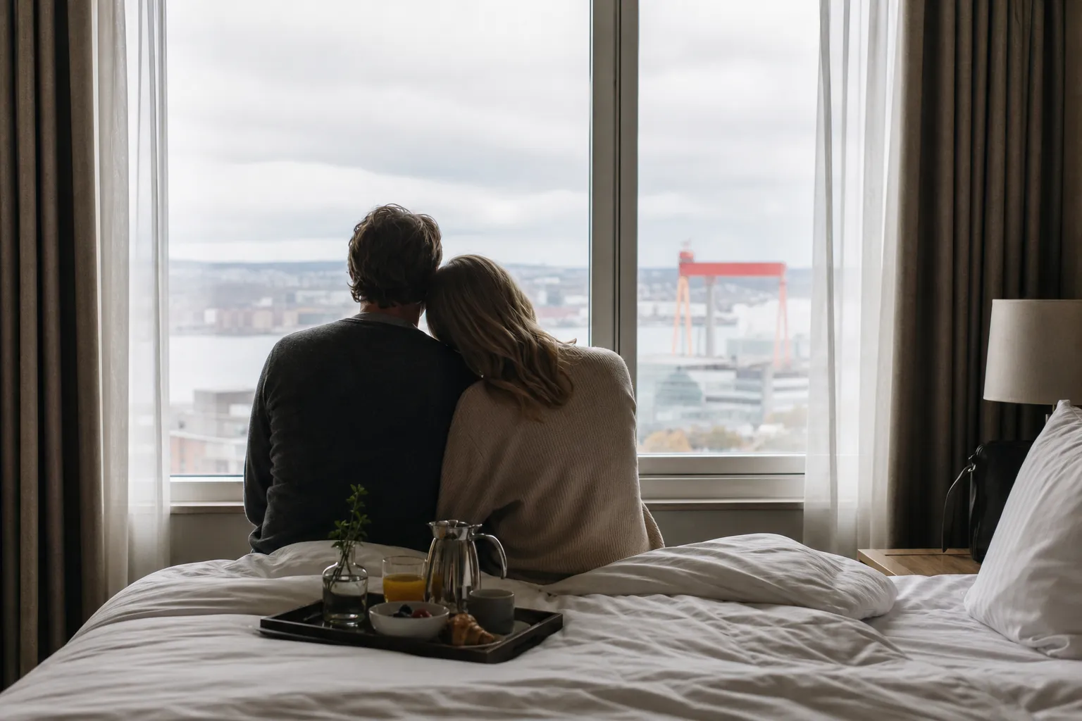 Klassiskt inrett hotellrum i Göteborg med dubbelsäng och ljusdämpad belysning