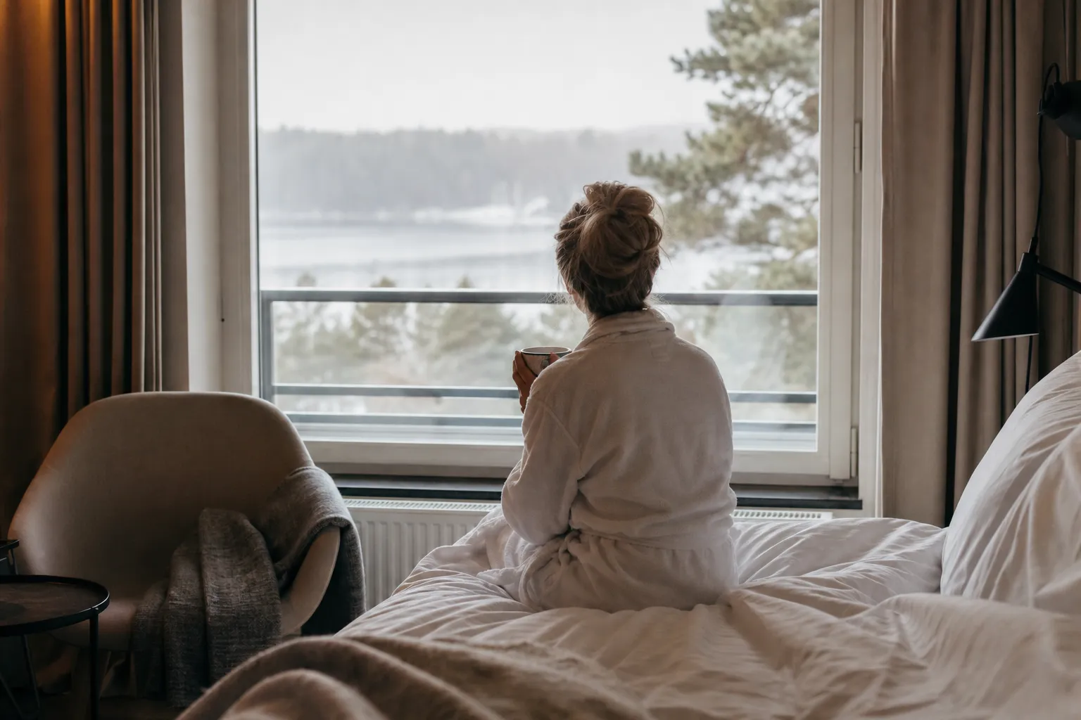 Relaxavdelning på spahotell med bassäng och dämpad belysning