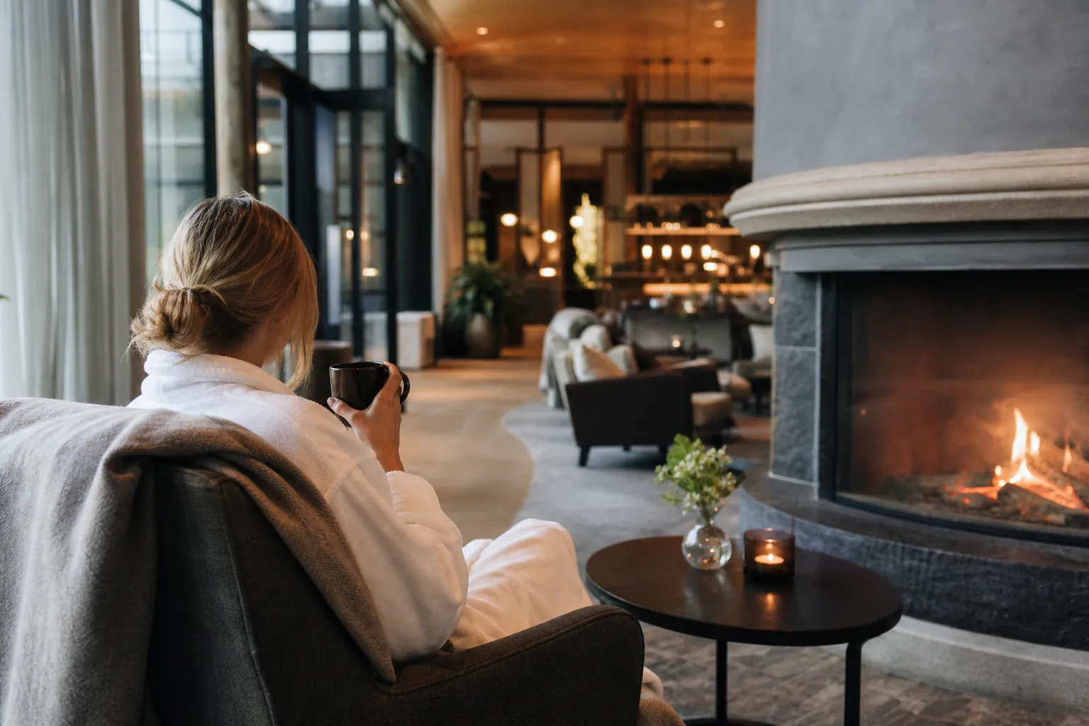 Spahotell med relaxavdelning och stora fönster mot naturen