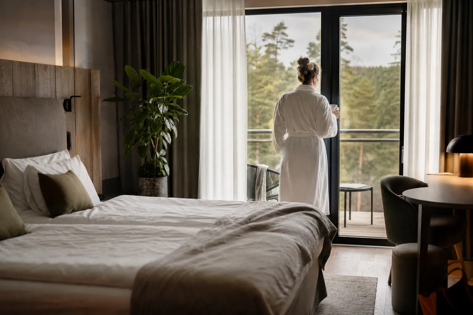 Hotellrum uppbäddat inför en weekend med frukostbricka och utsikt över svensk natur